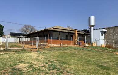 Imagem: A casa possui 4 Dormitórios, 2 Banheiros, 4 Vagas na garagem