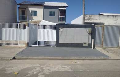 Imagem: A casa possui 2 Dormitórios, 1 Banheiro, 2 Vagas na garagem