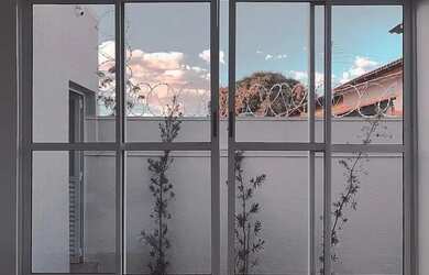 Imagem: A casa possui 3 Dormitórios, 2 Banheiros, 2 Vagas na garagem