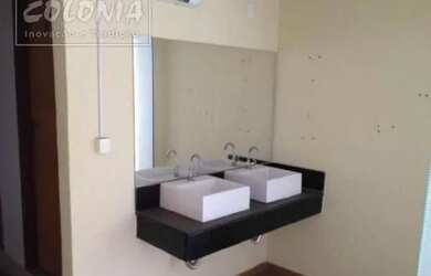 Imagem: O depósito possui 1 Vaga na garagem, 455m² de Área e está