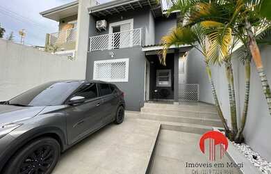 Imagem: A casa possui 3 Dormitórios, 3 Banheiros, 2 Vagas na garagem