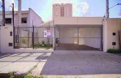 Imagem: A casa possui 5 Dormitórios, 4 Banheiros, 2 Vagas na garagem