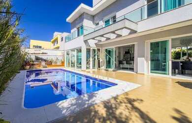 Imagem: A casa em condomínio possui 4 Dormitórios, 4 Banheiros, 4