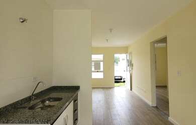 Imagem: A casa possui 2 Dormitórios, 1 Banheiro, 2 Vagas na garagem