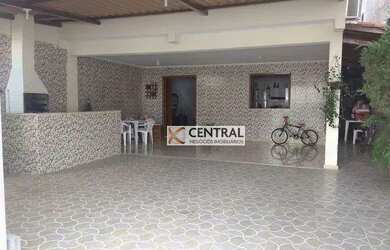 Imagem: A casa possui 2 Dormitórios, 3 Banheiros, 4 Vagas na garagem