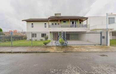 Imagem: A casa possui 4 Dormitórios, 5 Banheiros, 4 Vagas na garagem