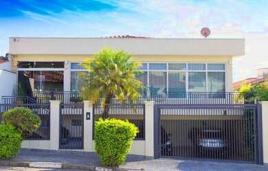 Imagem: A casa possui 4 Dormitórios, 3 Banheiros, 5 Vagas na garagem