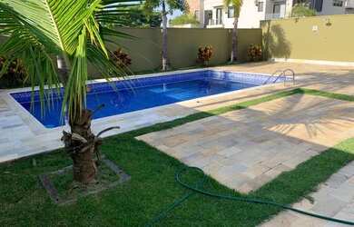 Imagem: A casa possui 4 Dormitórios, 5 Banheiros, 4 Vagas na garagem