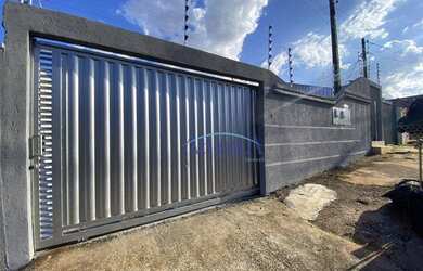 Imagem: A casa possui 5 Dormitórios, 2 Banheiros, 2 Vagas na garagem