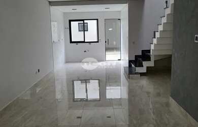 Imagem: A casa possui 3 Dormitórios, 2 Banheiros, 4 Vagas na garagem