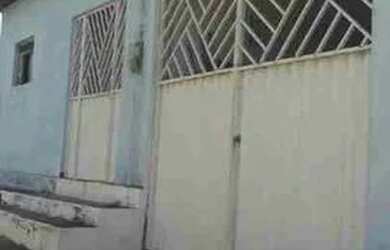 Imagem: A casa possui 3 Dormitórios, 1 Banheiro, 1 Vaga na garagem