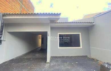 Imagem: A casa possui 3 Dormitórios, 2 Banheiros, 2 Vagas na garagem