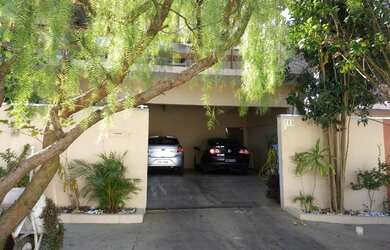 Imagem: A casa possui 2 Dormitórios, 4 Banheiros, 4 Vagas na garagem