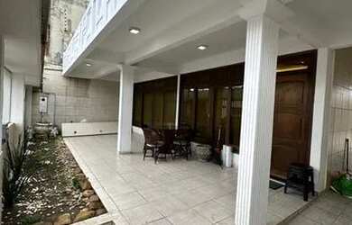 Imagem: A casa possui 4 Dormitórios, 4 Banheiros, 5 Vagas na garagem