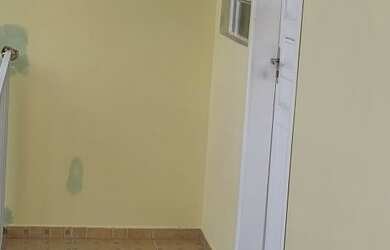 Imagem: A casa possui 1 Dormitório, 1 Banheiro, 1 Vaga na garagem