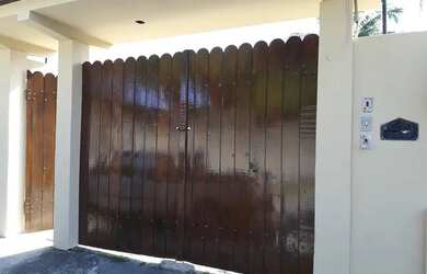 Imagem: A casa possui 2 Dormitórios, 1 Banheiro, 2 Vagas na garagem