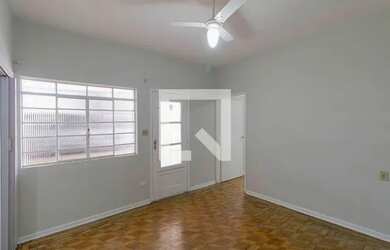 Imagem: A casa possui 3 Dormitórios, 2 Banheiros, 4 Vagas na garagem