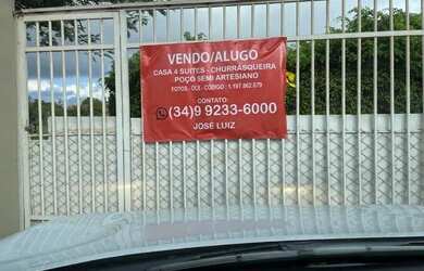 Imagem: A casa possui 4 Dormitórios, 5 Banheiros, 3 Vagas na garagem