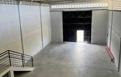 Imagem: O depósito possui 3 Vagas na garagem, 300m² de Área e está