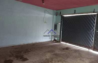 Imagem: A casa possui 3 Dormitórios, 1 Banheiro, 2 Vagas na garagem