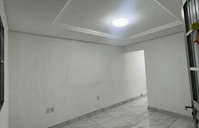 Imagem: A casa possui 3 Dormitórios, 1 Banheiro, 2 Vagas na garagem