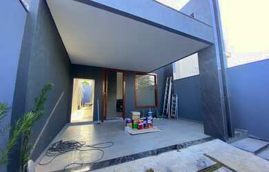 Imagem: A casa possui 3 Dormitórios, 2 Banheiros, 2 Vagas na garagem