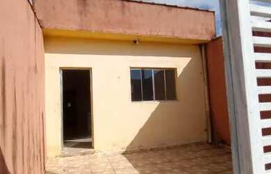 Imagem: A casa possui 2 Dormitórios, 2 Banheiros, 2 Vagas na garagem