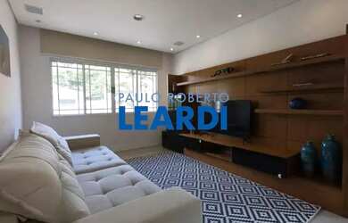 Imagem: A casa possui 3 Dormitórios, 4 Banheiros, 4 Vagas na garagem