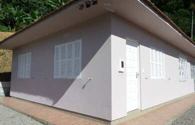 Imagem: A casa possui 2 Dormitórios, 1 Banheiro, 1 Vaga na garagem