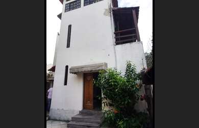 Imagem: A casa possui 5 Dormitórios, 4 Banheiros, 1 Vaga na garagem