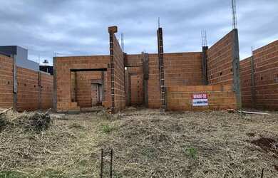 Imagem: A casa possui 3 Dormitórios, 2 Banheiros, 2 Vagas na garagem