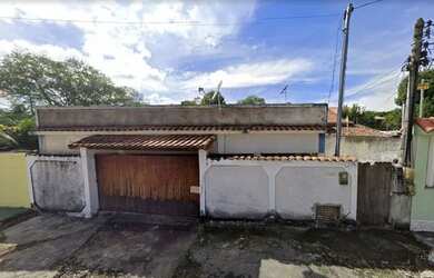 Imagem: A casa possui 3 Dormitórios, 1 Banheiro, 1 Vaga na garagem