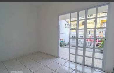 Imagem: A casa em condomínio possui 4 Dormitórios, 2 Banheiros, 2