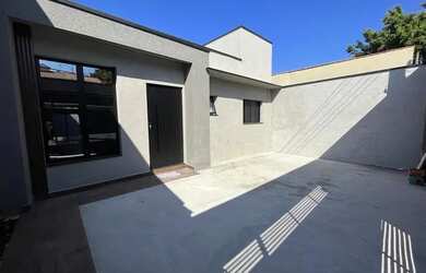 Imagem: A casa possui 3 Dormitórios, 2 Banheiros, 2 Vagas na garagem