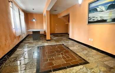 Imagem: A casa possui 4 Dormitórios, 5 Banheiros, 4 Vagas na garagem