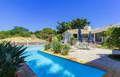 Imagem: A casa em condomínio possui 5 Dormitórios, 4 Banheiros, 5