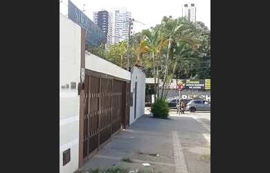 Imagem: A casa possui 4 Dormitórios, 5 Banheiros, 4 Vagas na garagem