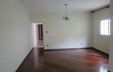 Imagem: A casa possui 3 Dormitórios, 1 Banheiro, 2 Vagas na garagem