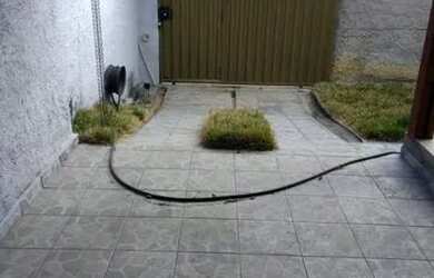 Imagem: A casa possui 4 Dormitórios, 2 Banheiros, 3 Vagas na garagem