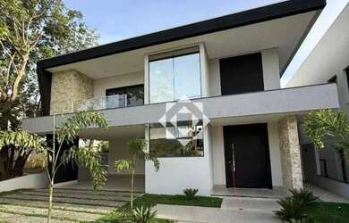 Imagem: A casa possui 4 Dormitórios, 5 Banheiros, 2 Vagas na garagem