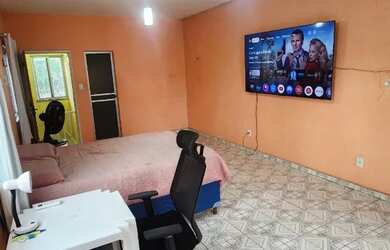 Imagem: A casa possui 1 Dormitório, 1 Banheiro, 1 Vaga na garagem