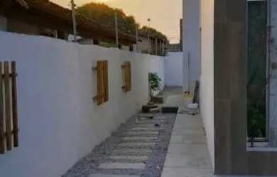 Imagem: A casa possui 2 Dormitórios, 2 Banheiros, 2 Vagas na garagem