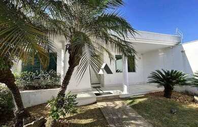 Imagem: A casa possui 5 Dormitórios, 5 Banheiros, 5 Vagas na garagem