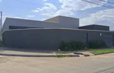 Imagem: A casa possui 3 Dormitórios, 2 Banheiros, 2 Vagas na garagem