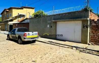 Imagem: A casa possui 3 Dormitórios, 2 Banheiros, 4 Vagas na garagem