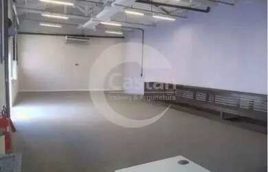 Imagem: O depósito possui 2 Vagas na garagem, 590m² de Área e está