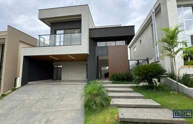 Imagem: A casa possui 4 Dormitórios, 4 Banheiros, 4 Vagas na garagem