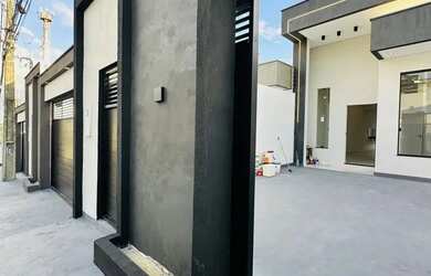 Imagem: A casa possui 3 Dormitórios, 2 Banheiros, 2 Vagas na garagem