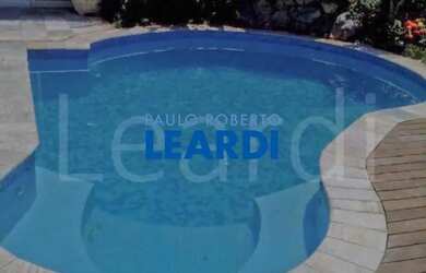 Imagem: A casa em condomínio possui 5 Dormitórios, 5 Banheiros, 5