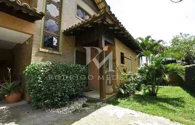 Imagem: A casa possui 3 Dormitórios, 3 Banheiros, 4 Vagas na garagem